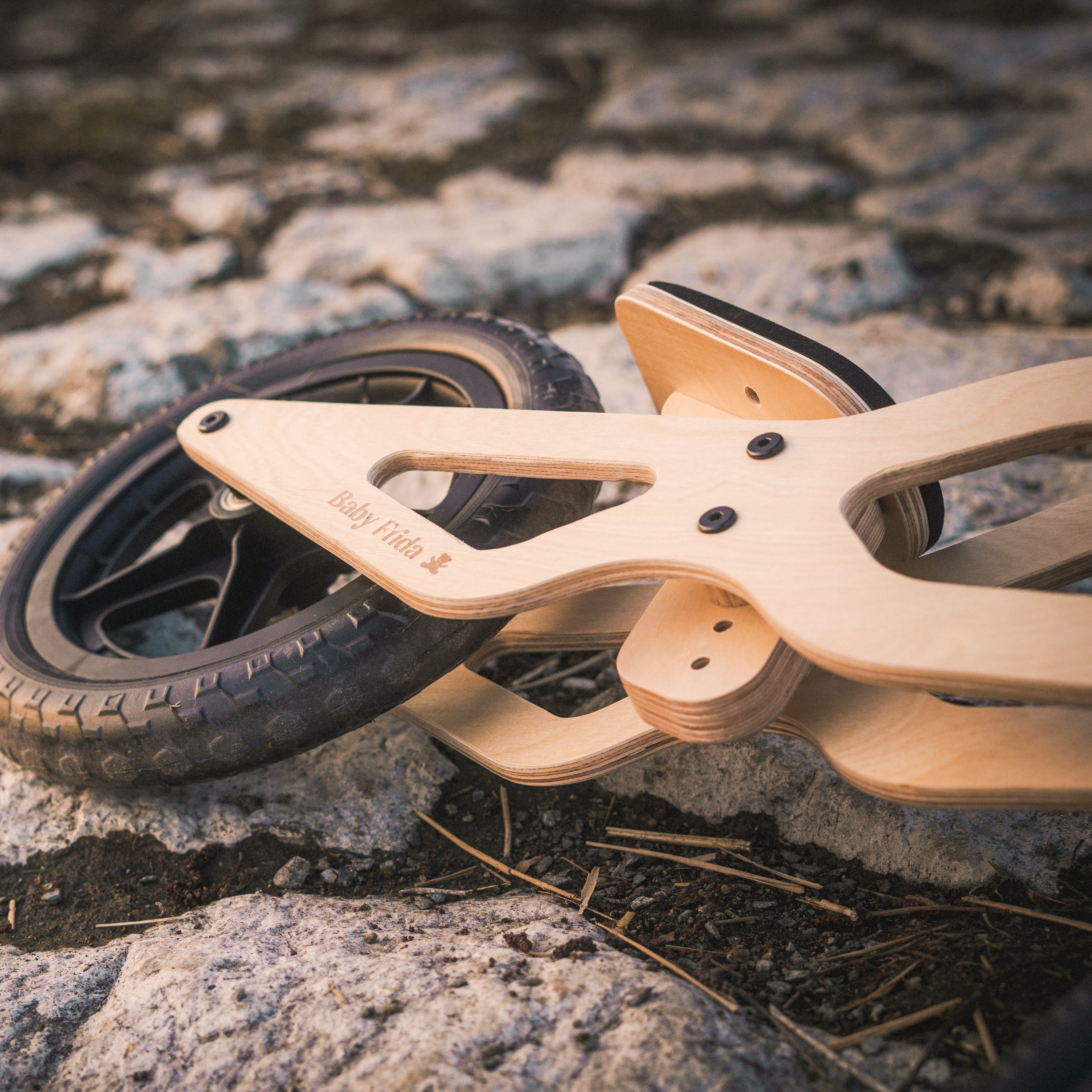 Kinder-Laufrad aus Holz mit Schaumstoffsitz & Griffe