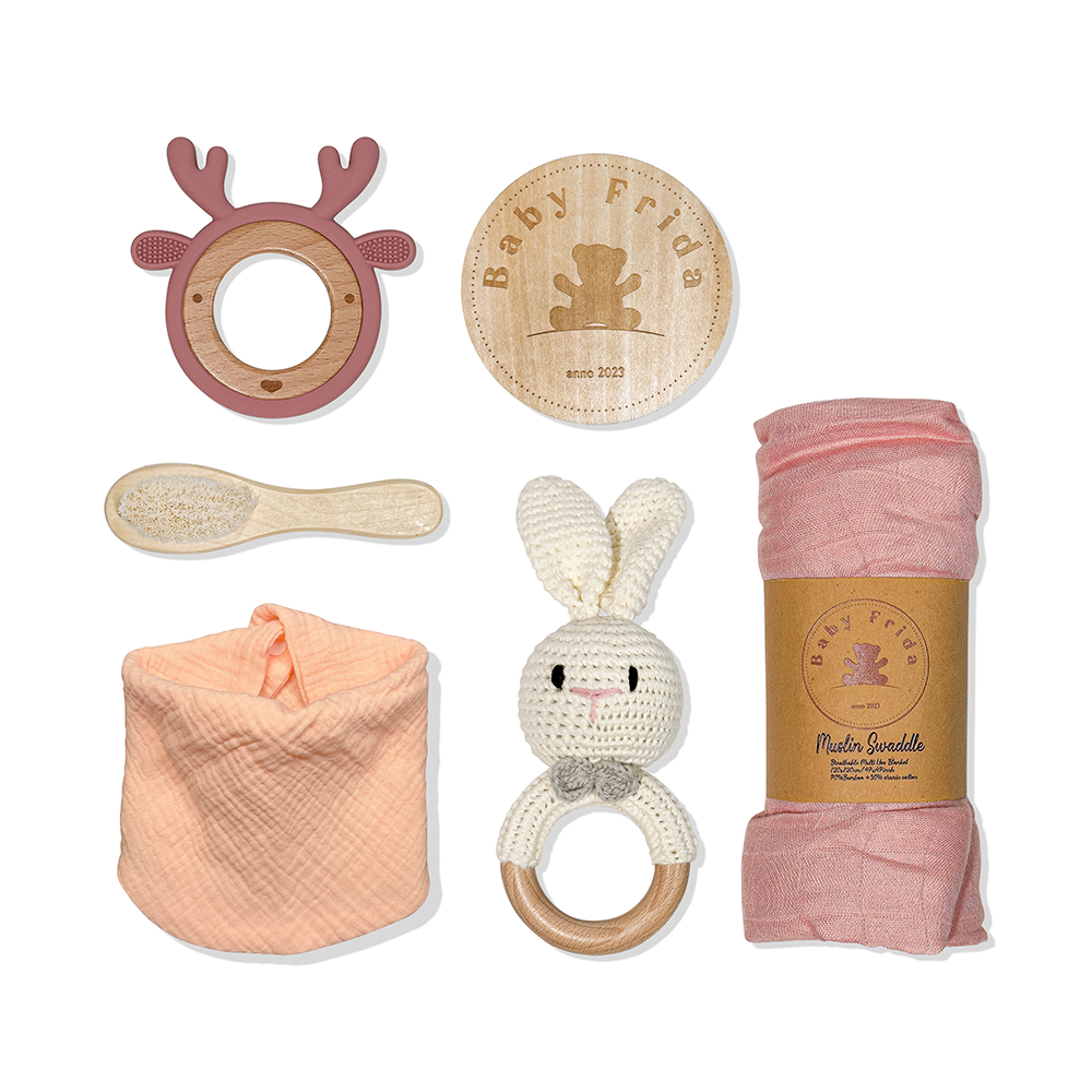 Set aus 6 Produkten | Beißring, weiche Haarbürste, Rassel, Musselinlätzchen und Tuch