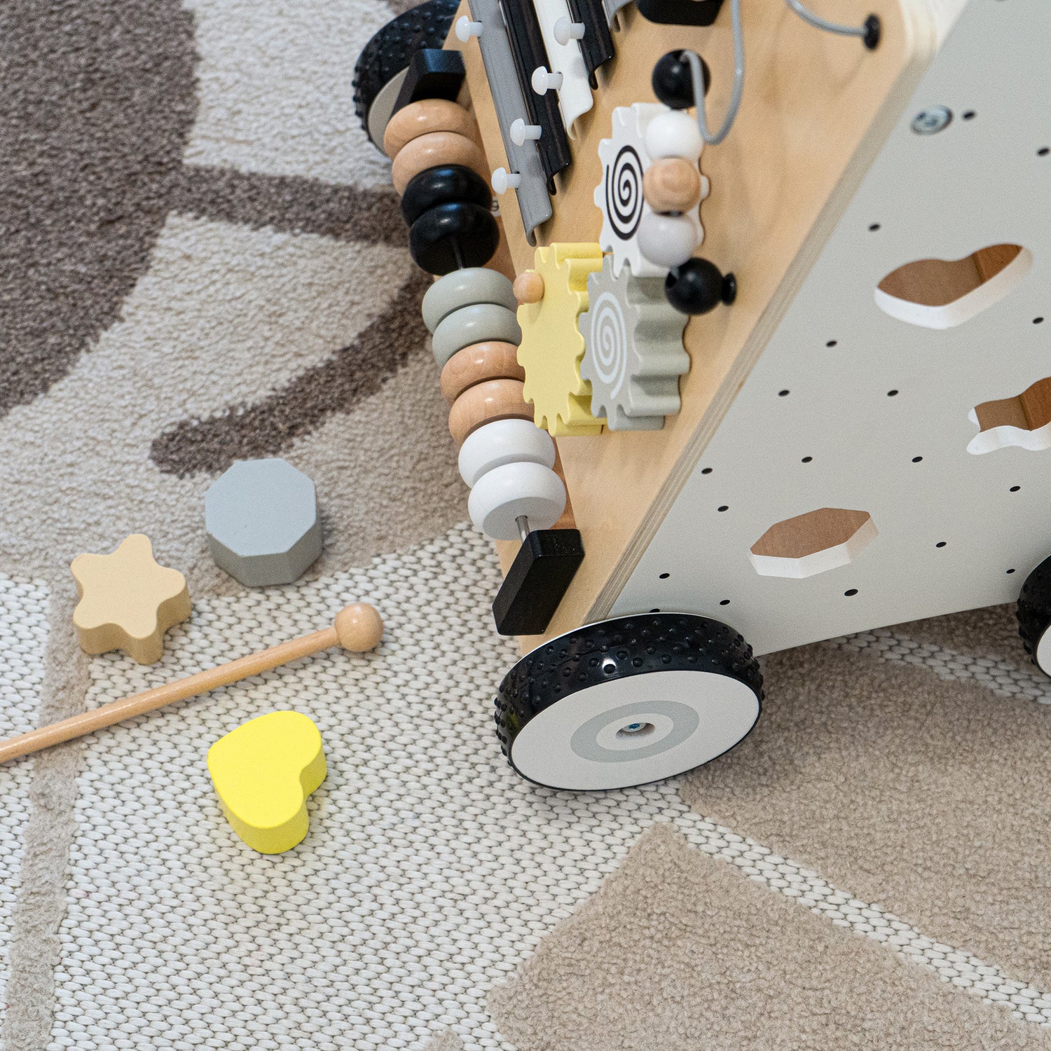 Kinder-Spiel-Laufwagen aus Holz mit Zubehör